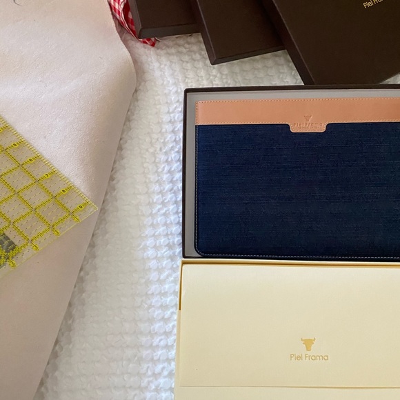 NEW with BOX iPad Pro 10 Covers QTY 4 - Picture 10 of 14